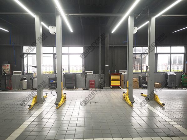 廣東哪吒4S店-東莞寮步國際汽車城直營店-龍門舉升機1